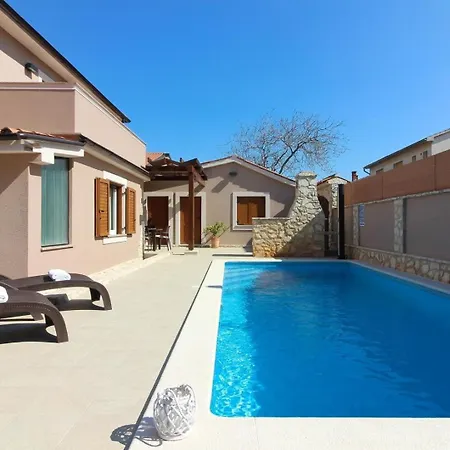 Mit Privatpool Fuer 5 Personen Ca 150 Qm In Pula, Istrien Istrische Riviera *